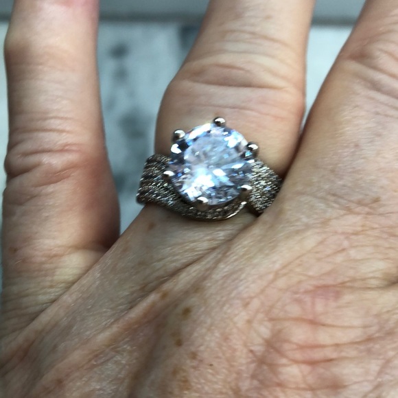 Stunning 5 Carat Moissanite Ring S925 Adjustable Size - Picture 11 of 12